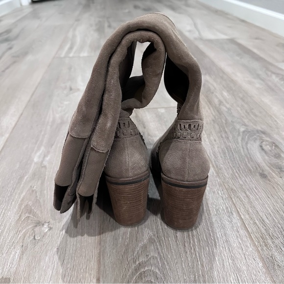 *HOST PICK*💝💝Vince Camuto Taupe Boot - Picture 5 of 9